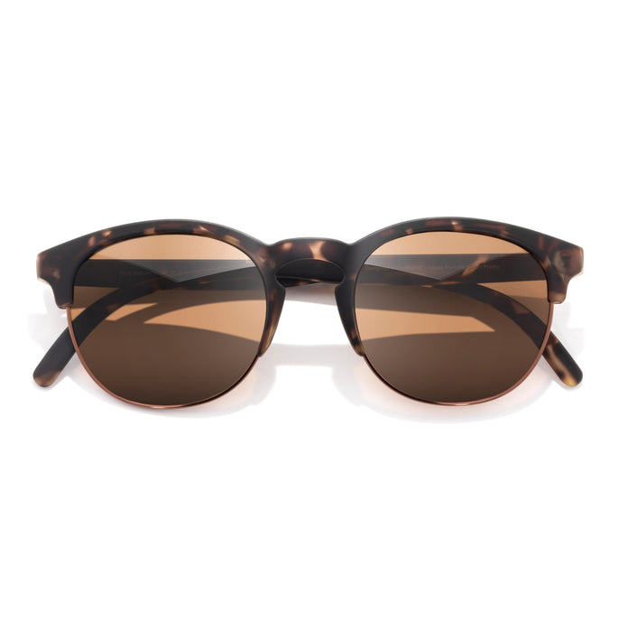 Avila - Tortoise Amber - Sunglasses with tortoiseshell frame and brown lenses on a white background
