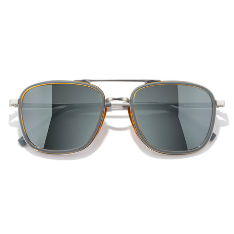 Estero - Storm Honey Silver - Sunglasses with gold frame and dark lenses on a white background