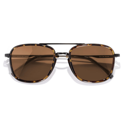 Estero - Tortoise Amber - Sunglasses with brown lenses and tortoiseshell frame on a white background