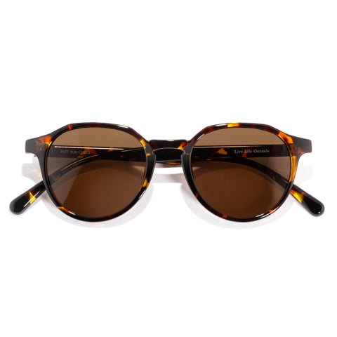 Vallarta - Tortoise Amber - Sunglasses with tortoiseshell frame and brown lenses on a white background